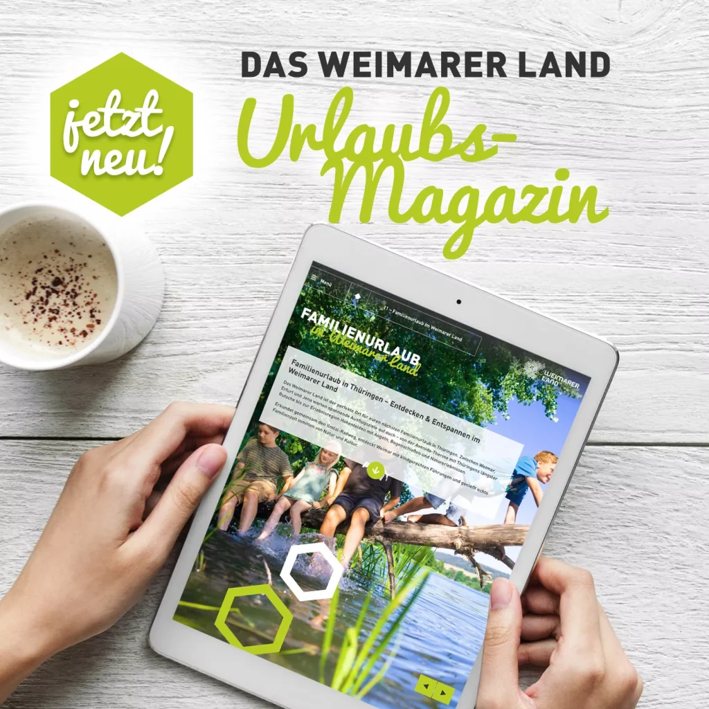 Social-Media-Werbegrafik „Das Weimarer Land Urlaubs-Magazin" – Tablet-Mockup mit Website-Ansicht